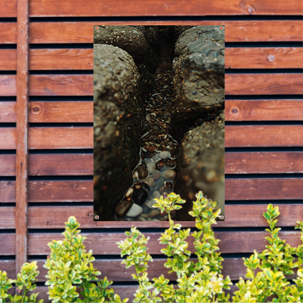Stenen pad met waterstroom in rotskloof tuinposter