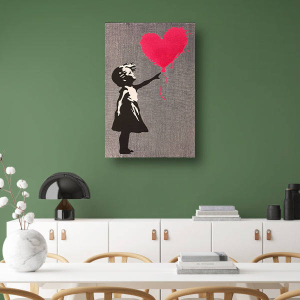 Meisje Reikt Naar Hartvormige Roze Ballon poster