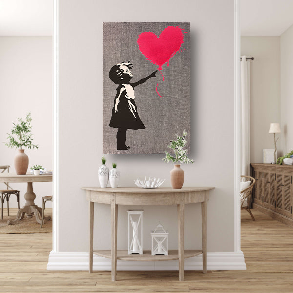 Meisje Reikt Naar Hartvormige Roze Ballon poster