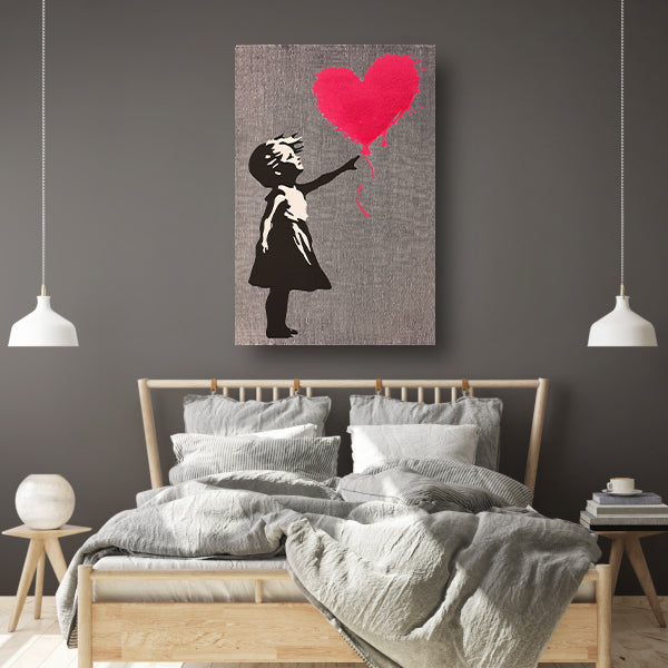 Meisje Reikt Naar Hartvormige Roze Ballon poster