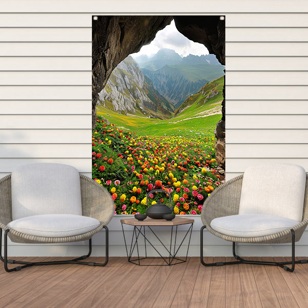 Kleurrijke bloemenzee in berglandschap tuinposter