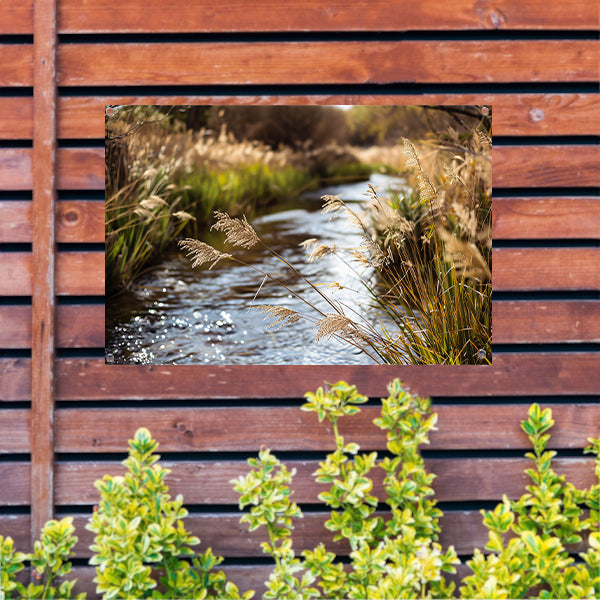 Kabbelende beek in herfstlandschap tuinposter