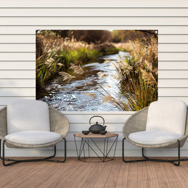 Kabbelende beek in herfstlandschap tuinposter