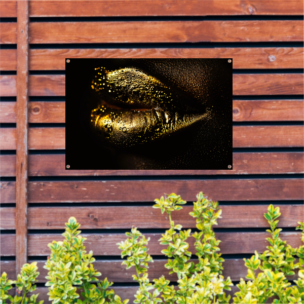 Gouden lippen glinsterend in het donker tuinposter