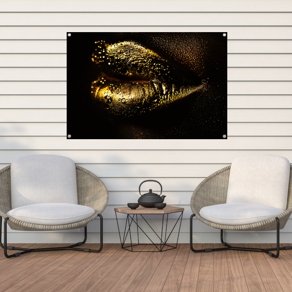 Gouden lippen glinsterend in het donker tuinposter