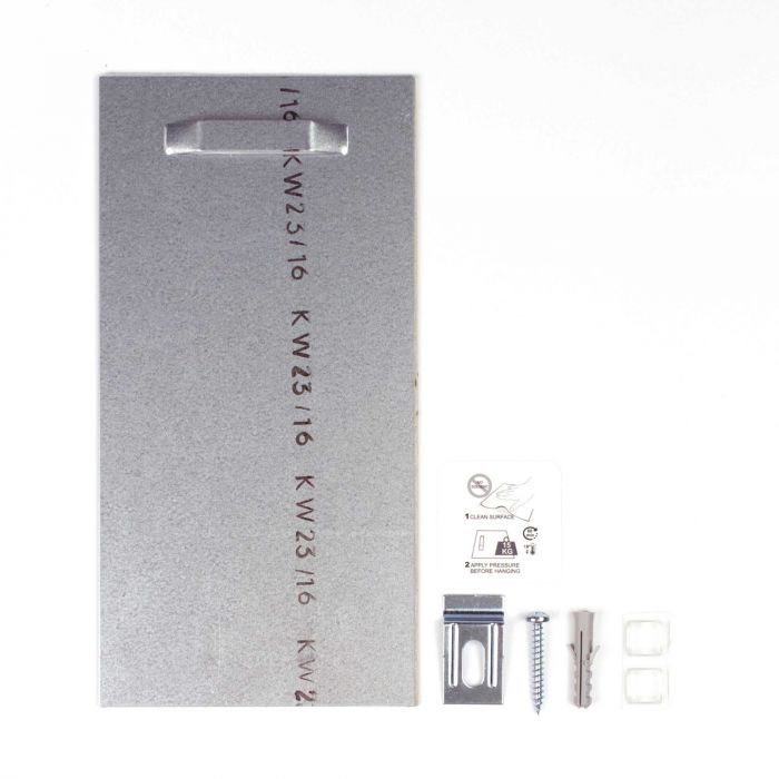 Bruine beer doorbreekt papier aluminium muurcirkel