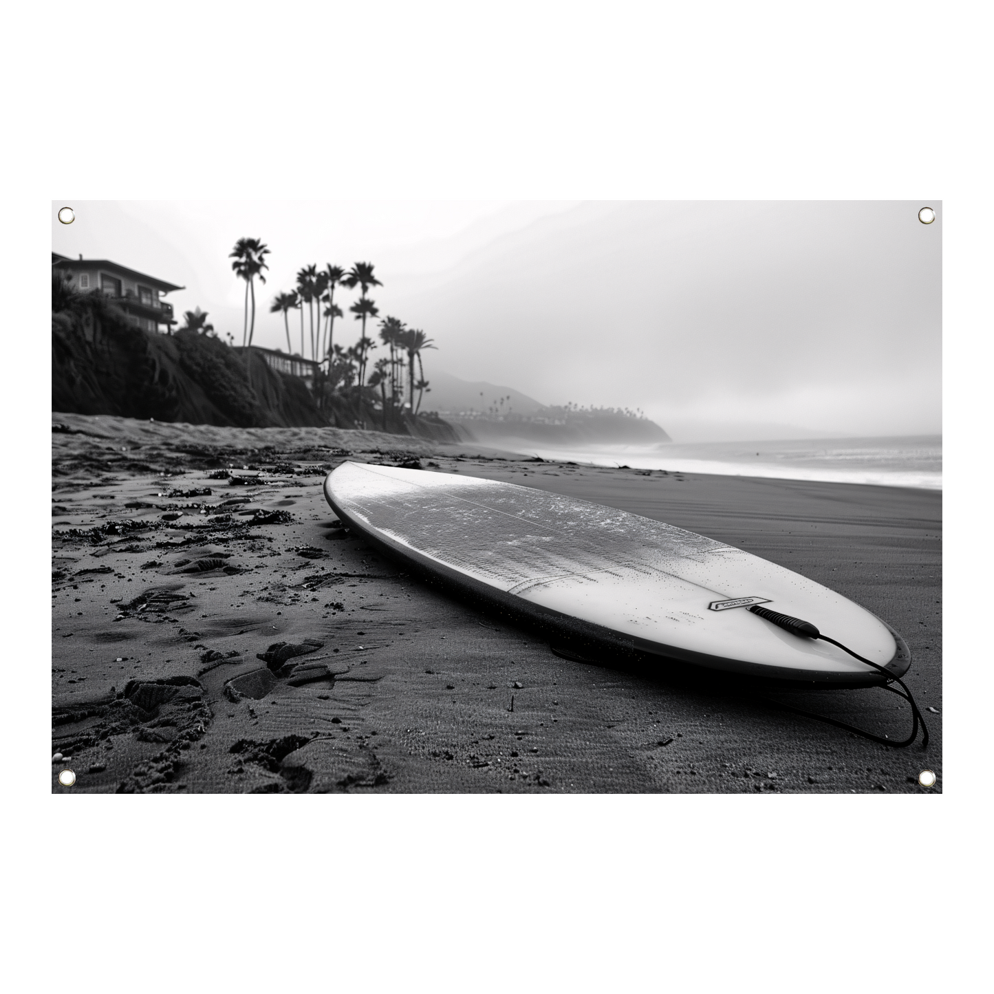 Surfplank en palmbomen op mistig strand tuinposter