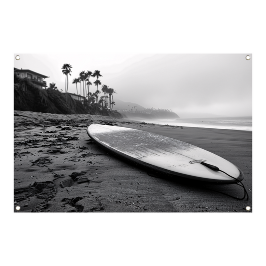 Surfplank en palmbomen op mistig strand tuinposter