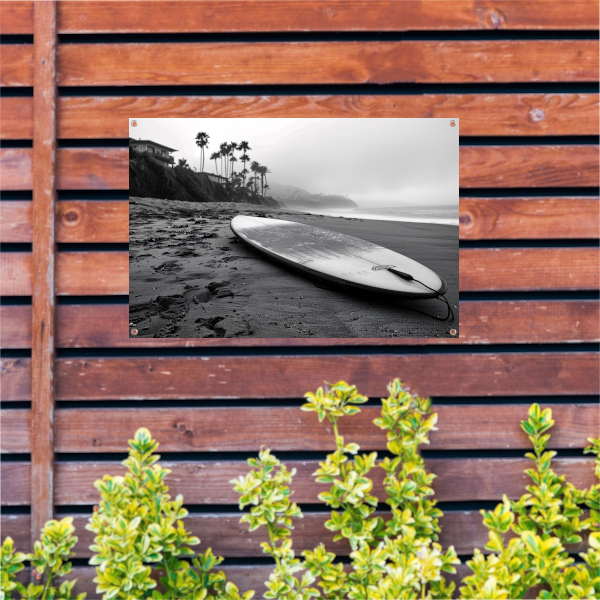 Surfplank en palmbomen op mistig strand tuinposter