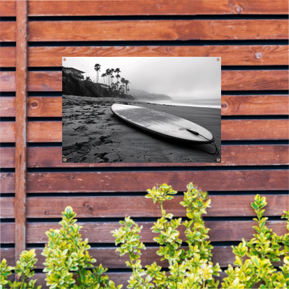 Surfplank en palmbomen op mistig strand tuinposter