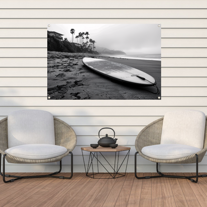 Surfplank en palmbomen op mistig strand tuinposter