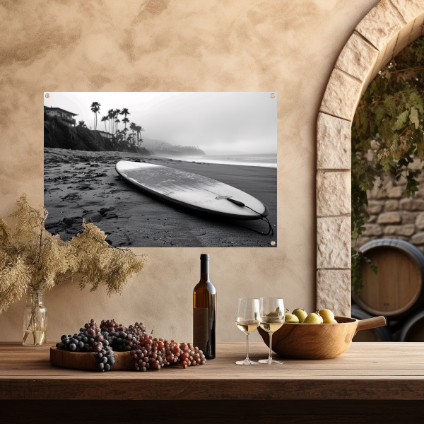 Surfplank en palmbomen op mistig strand tuinposter
