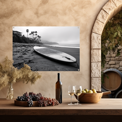 Surfplank en palmbomen op mistig strand tuinposter