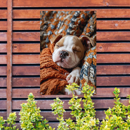 Bulldog Puppy Slaapt in Warme Deken tuinposter