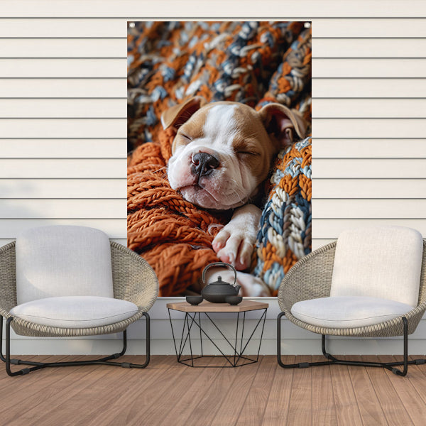 Bulldog Puppy Slaapt in Warme Deken tuinposter