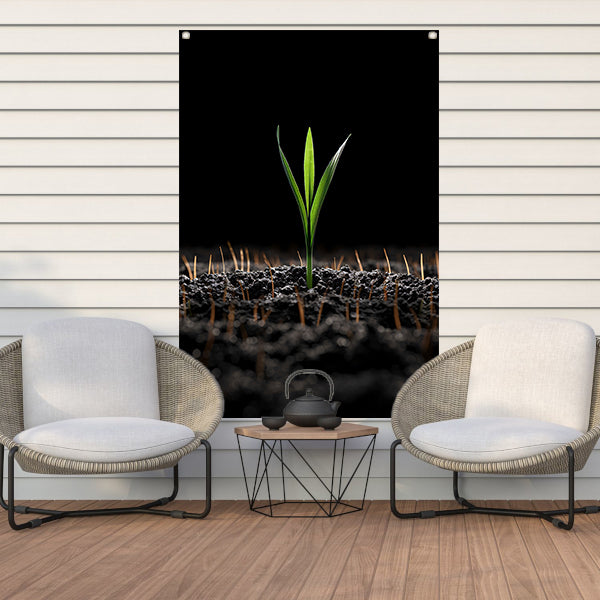 Groene spruit in donkere aarde tuinposter