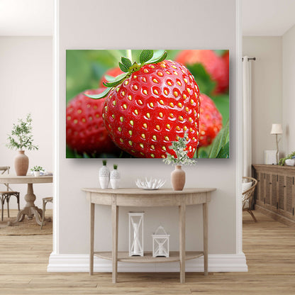 Rijpe rode aardbei met frisgroene bladeren canvas