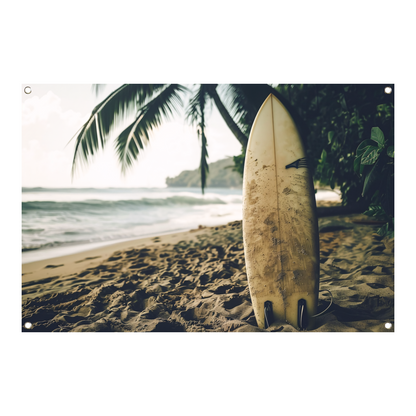 Tropisch strand met wachtend surfboard tuinposter