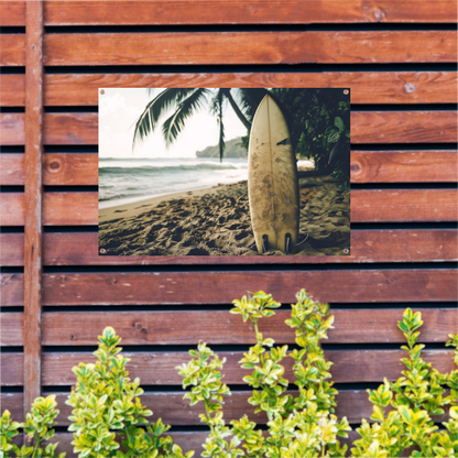 Tropisch strand met wachtend surfboard tuinposter