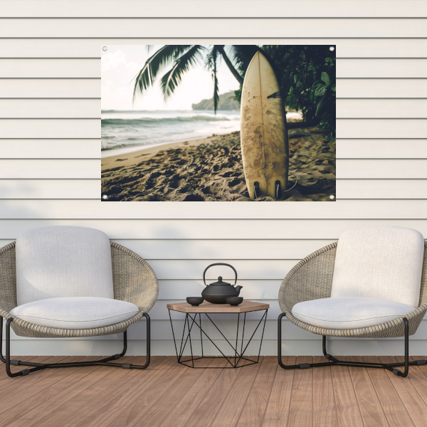 Tropisch strand met wachtend surfboard tuinposter