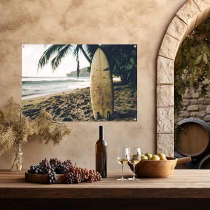 Tropisch strand met wachtend surfboard tuinposter
