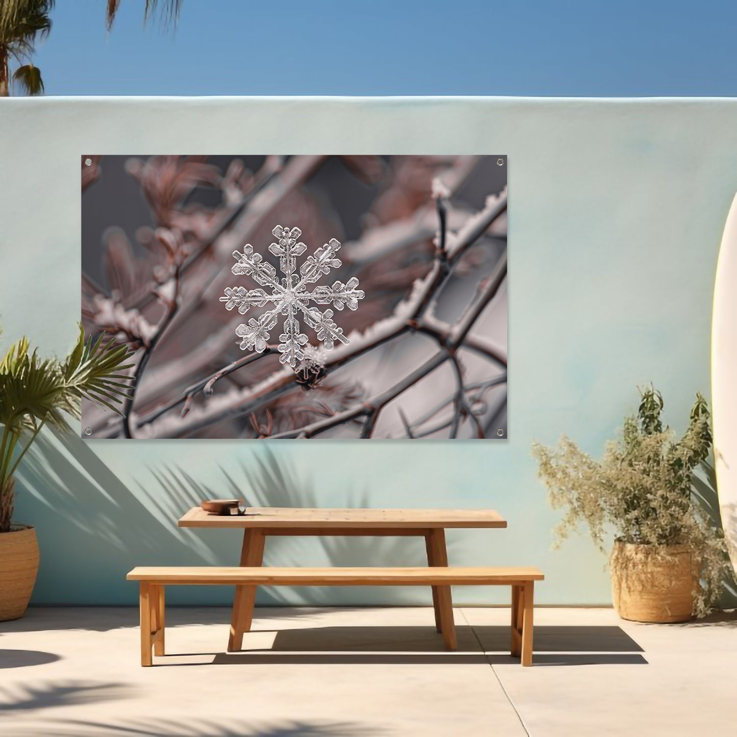 Gedetailleerde macrofoto van sneeuwvlok op takken tuinposter