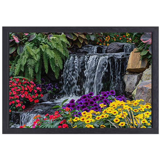 Kleurrijke tuin met bloemen en waterval canvas met baklijst
