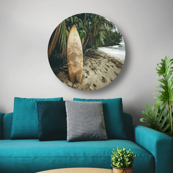 Abstracte surfplank op het strand aluminium muurcirkel