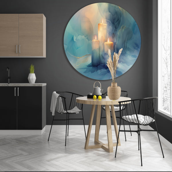Drie brandende kaarsen in abstract ontwerp aluminium muurcirkel