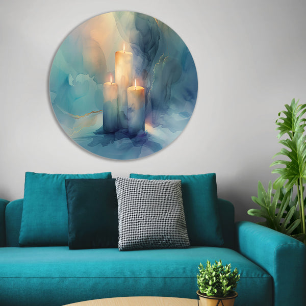 Drie brandende kaarsen in abstract ontwerp aluminium muurcirkel