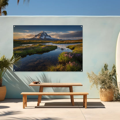 Adembenemend berglandschap met rivier en bloemen tuinposter