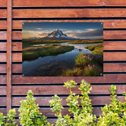 Adembenemend berglandschap met rivier en bloemen tuinposter