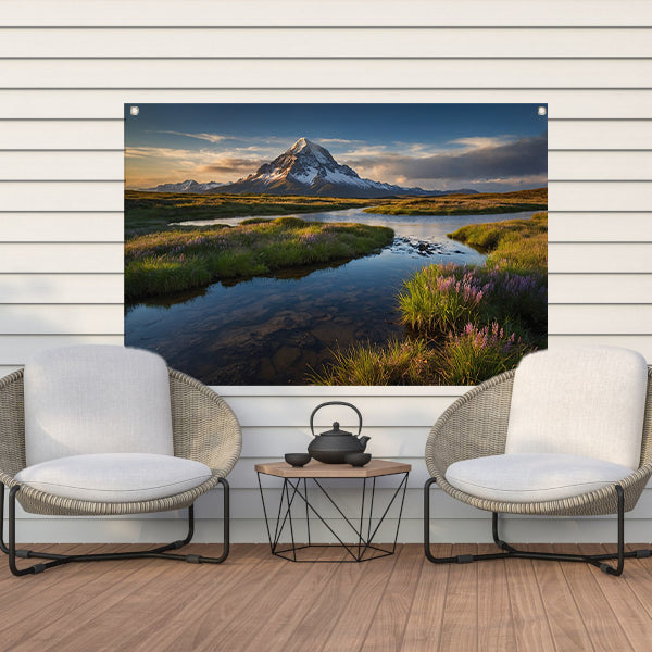 Adembenemend berglandschap met rivier en bloemen tuinposter