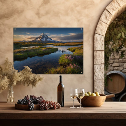 Adembenemend berglandschap met rivier en bloemen tuinposter