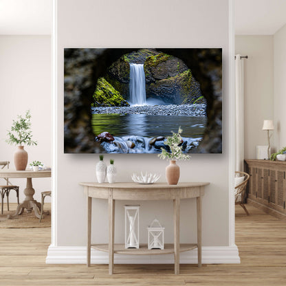 Waterval gezien door een natuurlijk sleutelgat   poster