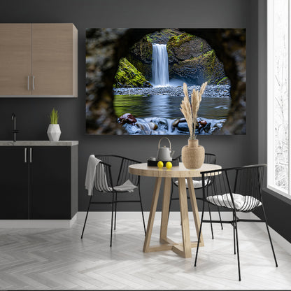 Waterval gezien door een natuurlijk sleutelgat   poster