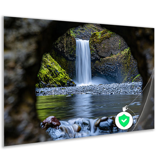 Waterval gezien door een natuurlijk sleutelgat   poster