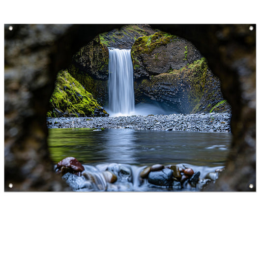 Waterval gezien door een natuurlijk sleutelgat   tuinposter