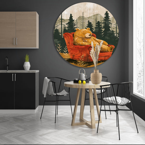 Bruine beer in rode fauteuil in bos forex muurcirkel