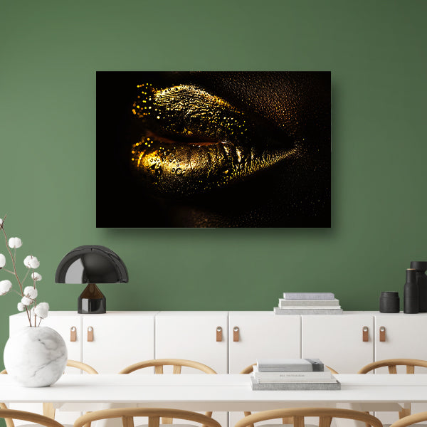 Gouden lippen glinsterend in het donker acrylglas