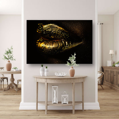 Gouden lippen glinsterend in het donker acrylglas