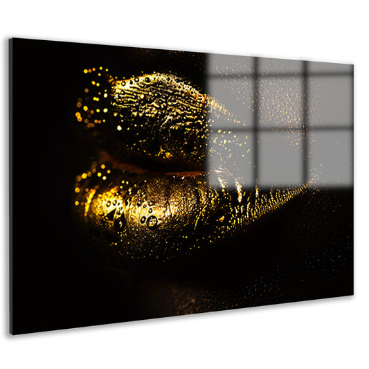 Gouden lippen glinsterend in het donker acrylglas