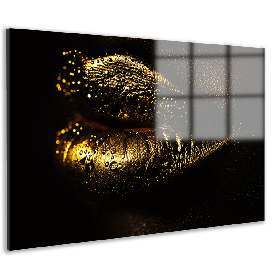 Gouden lippen glinsterend in het donker acrylglas