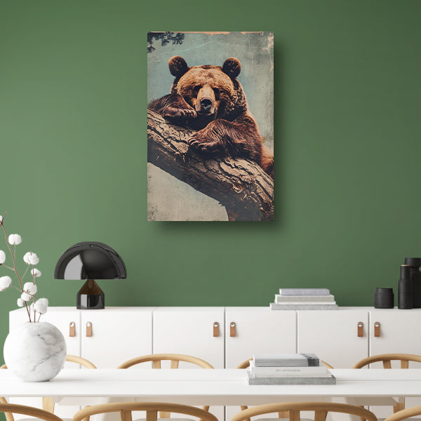 Beer rustend op een boomstronk canvas