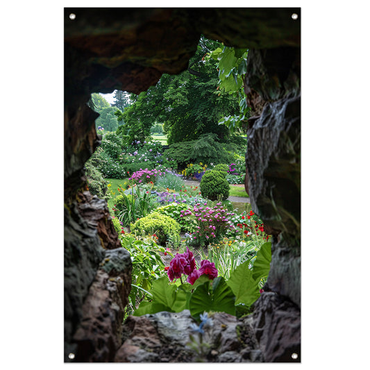 Stenen Raam met Uitzicht op Bloementuin tuinposter