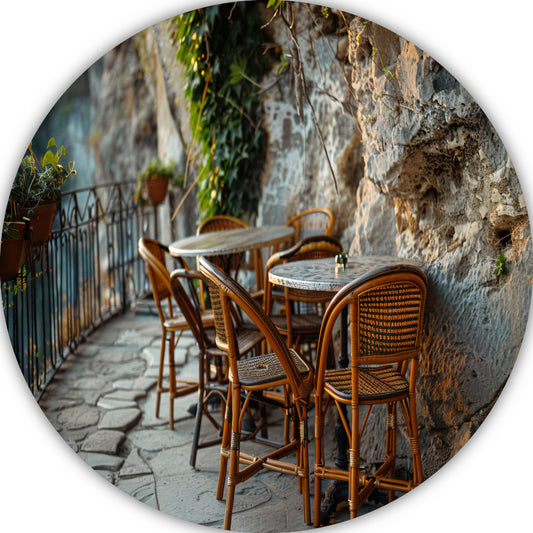 Rustiek Terras met Bistrostoelen bij Schemer aluminium muurcirkel
