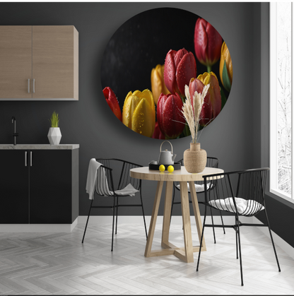 Levendige tulpen met ochtenddauw op zwarte achtergrond aluminium muurcirkel