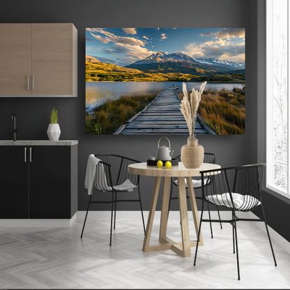 Houten pad naar bergen in schitterend landschap canvas