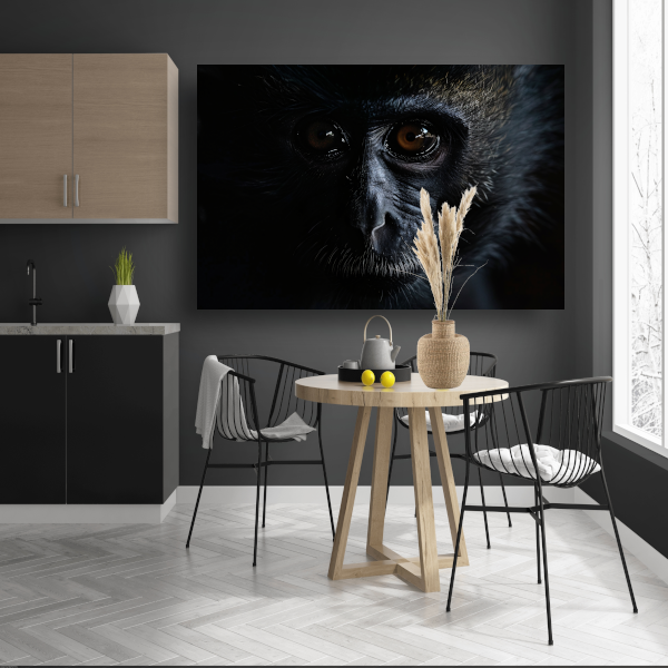 Doordringende Blik van een Aap in het Donker poster