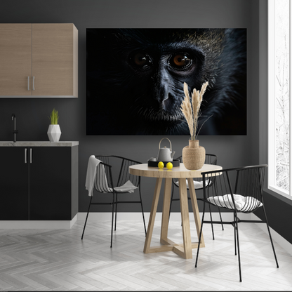 Doordringende Blik van een Aap in het Donker poster